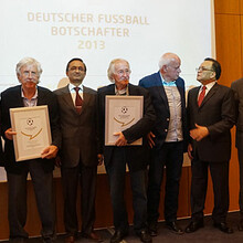 Von links: Initiator Roland Bischof, Holger Obermann, Prakash Mani Paudel (Geschäftsträger der nepalesischen Botschaft), Rudi Gutendorf, Otto Pfister, S. E. Dr. Hanafi Baha'aldin (Botschafter Sudan), Mario Sauder (Auswärtiges Amt) ©AA