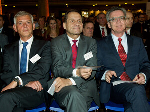 Der Präsident des Bundesamts für Migration Manfred Schmidt, DOSB-Präsident Alfons Hörmann und Bundesinnenminister Thomas de Maiziere (v.l.). Foto: Camera4
