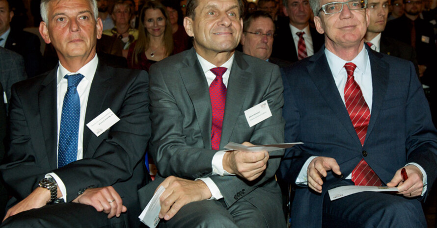Der Präsident des Bundesamts für Migration Manfred Schmidt, DOSB-Präsident Alfons Hörmann und Bundesinnenminister Thomas de Maiziere (v.l.). Foto: Camera4