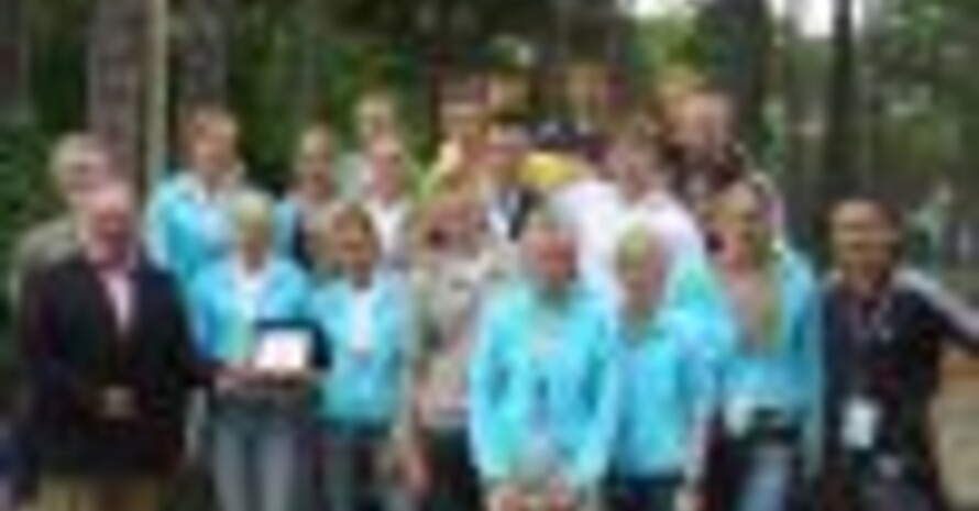 Chef de Mission Fred Eberle (untere Reihe links) mit dem mit Fair-Play-Preis auszeichneten EYOF-LA-Team