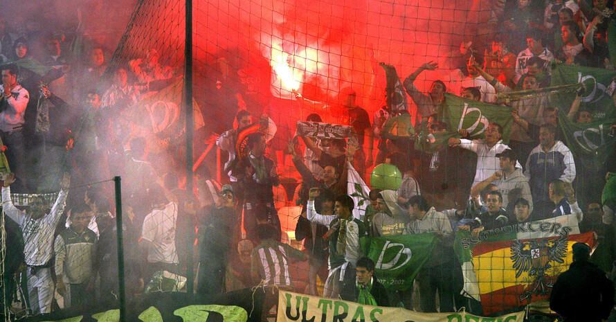 "Hools" und "Ultras" treiben ihr Unwesen in den Fußballstadien - Es gibt viel zu tun für die Fanprojekte. Copyright: picture-alliance/dpa