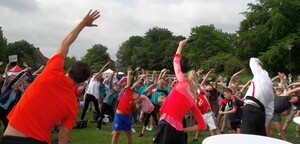 Warm up: 1.800 Kinder und Jugendlichen haben nach einem gemeinsamen Warm-up im Flora-Westfalica-Park Prüfungen für das Deutsche Sportabzeichen abgelegt. Foto: Simone Müller/DSM