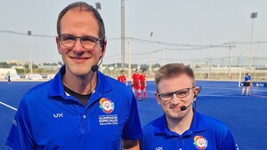 zwei Männer in blauen Shirts schauen in die Kamera