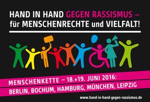 Die Kampagne ruft dazu auf, an den Menschenketten teilzunehmen und für eine offene Gesellschaft einzustehen. Foto: Kampagnenplakat "Hand in Hand gegen Rassismus"