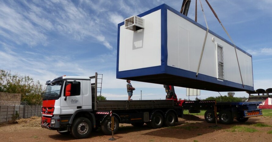 Der Bibliotheks-Container ist an seinem Bestimmungsort eingetroffen. Foto: Frank Albin