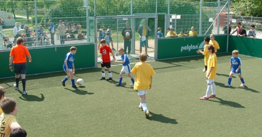 Flottes Spiel auf dem neuen Feld