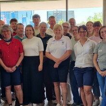 Gruppenbild von 24 Teilnehmenden des Symposiums in einem Innenraum