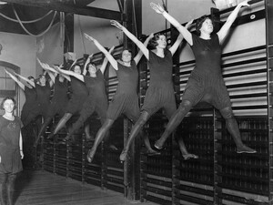 Frauengymnastik um 1920. Foto: picture-alliance