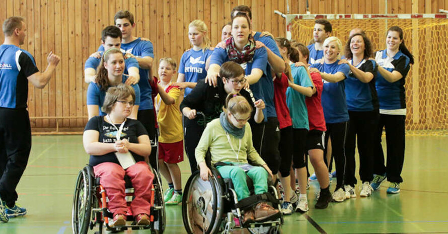 Beim SC Gut Heil Neumünster: Warm-up zur ersten Trainingseinheit von „Handiball“. Foto: Jörg Asmus-Wieben