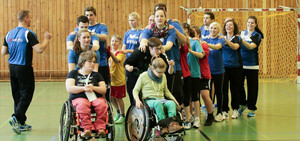 Beim SC Gut Heil Neumünster: Warm-up zur ersten Trainingseinheit von „Handiball“. Foto: Jörg Asmus-Wieben