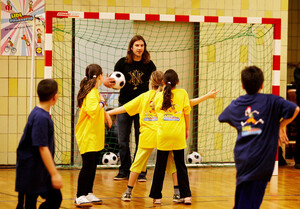 Die Sieger des Lidl-Fitnesscups erlebten eine gemeinsame Sportstunde mit Torsten Frings.