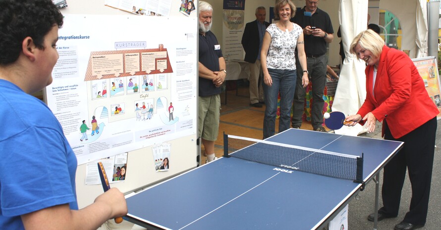 Sozialministerin Rundt spielt Tischtennis mit Vereinsmitglied des VfL Oker