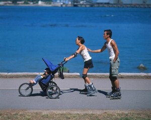 Familie beim sportiven Ausflug auf Inlinern. Foto: picture-alliance