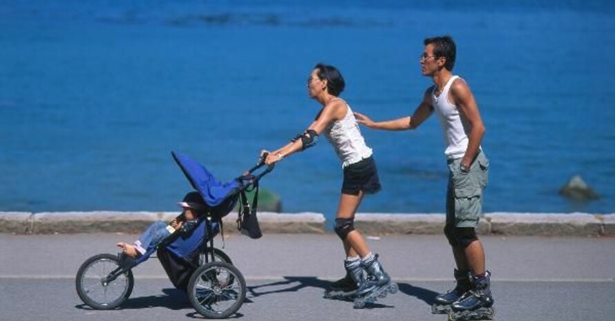 Familie beim sportiven Ausflug auf Inlinern. Foto: picture-alliance