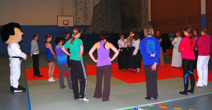 Unter den strengen Blicken von Trimmy beobachten die Teilnehmer eine Demonstration in Aikido...