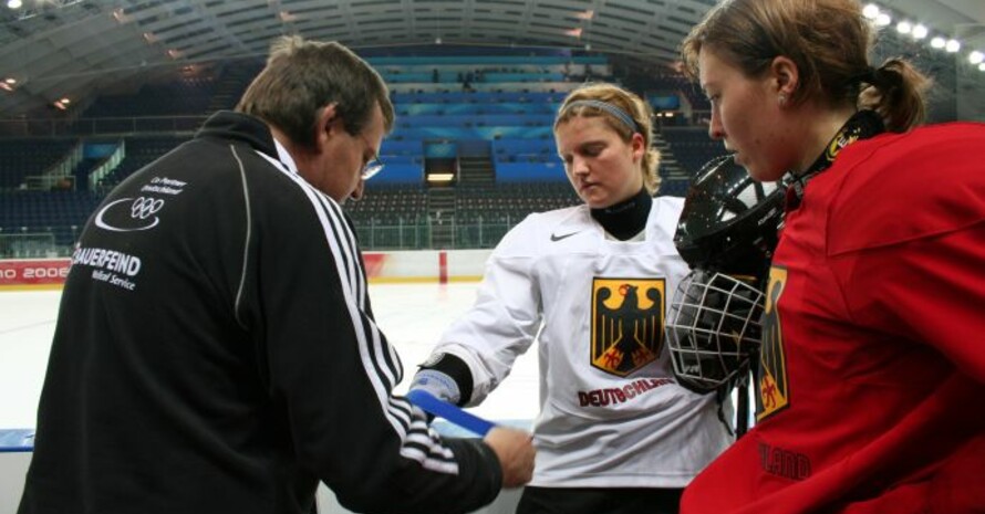 Joachim Böckelmann, Leiter Anwendungstechnik bei Bauerfeind, passt der Eishockey-Nationalspielerin Sabrina Kruck eine ManuTrain-Aktivbandage an. Foto: Bauerfeind AG