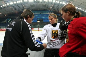 Joachim Böckelmann, Leiter Anwendungstechnik bei Bauerfeind, passt der Eishockey-Nationalspielerin Sabrina Kruck eine ManuTrain-Aktivbandage an. Foto: Bauerfeind AG