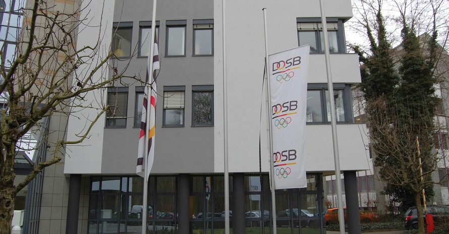 Die DOSB-Fahnen wehen am Mittwoch, 11. Januar 2015, auf halbmast. Foto DOSB