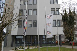 Die DOSB-Fahnen wehen am Mittwoch, 11. Januar 2015, auf halbmast. Foto DOSB