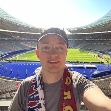 Tyll Reinisch auf einem der Rollstuhlplätze im Stadion, hinter ihm das Spielfeld