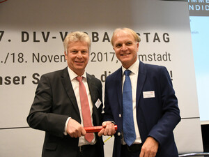 Dr. Clemens Prokop (r.) übergibt den Staffelstab nach 17 Jahren an Jürgen Kessing. Foto: DLV/Benjamin Heller