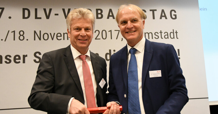 Dr. Clemens Prokop (r.) übergibt den Staffelstab nach 17 Jahren an Jürgen Kessing. Foto: DLV/Benjamin Heller