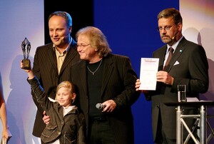 Bei der Aktion "You are the Champions!" der Metropolregion Rhein-Neckar erhielt der Judo-Sportverein Speyer und sein Vorsitzender Heiner Sprau (Mitte) den Ehrenamts-Award in der Kategorie "Fit Kids - Jugend braucht Sport" in der Mannheimer SAP-Arena überreicht.