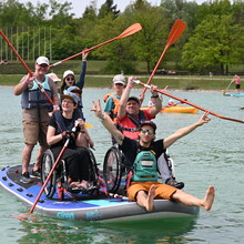 Eine fröhliche Gruppe von Menschen beim Standup-Paddling auf dem Wasser