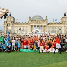 Zahlreiche jubelnde Jugendliche vor dem Reichstagsgebäude in Berlin 