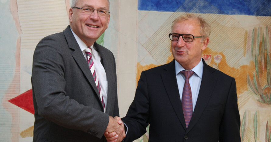 Michael Vesper, Generaldirektor des Deutschen Olympischen Sportbundes (li.) mit Friedhelm Repnik, Geschäftsführer der Staatlichen Toto-Lotto GmbH Baden-Württemberg, dem derzeit beauftragten Unternehmen der GlücksSpirale im Deutschen Lotto- und Totoblock. Foto: Lotto Baden-Württemberg