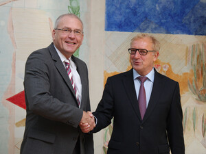 Michael Vesper, Generaldirektor des Deutschen Olympischen Sportbundes (li.) mit Friedhelm Repnik, Geschäftsführer der Staatlichen Toto-Lotto GmbH Baden-Württemberg, dem derzeit beauftragten Unternehmen der GlücksSpirale im Deutschen Lotto- und Totoblock. Foto: Lotto Baden-Württemberg