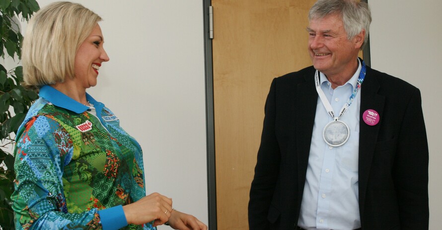 Svetlana Dieser überreicht Dieter Schmidt-Volkmar die Medaille (Foto: LSV)
