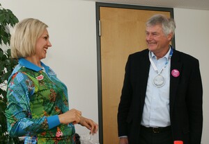Svetlana Dieser überreicht Dieter Schmidt-Volkmar die Medaille (Foto: LSV)