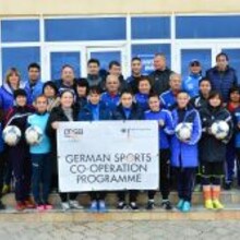 Teilnehmerinnen und Teilnehmer des Trainerlehrgangs in Karshi mit DOSB-Expertin Monika Staab. Foto: DOSB/Staab