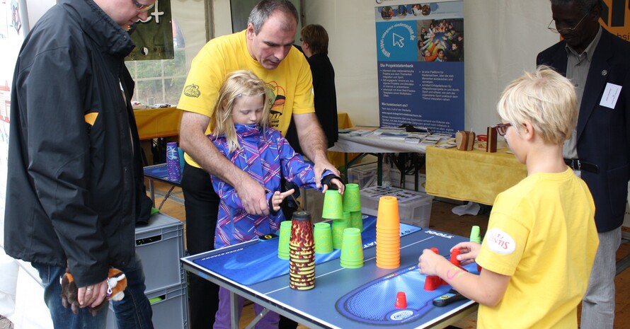 Jörg Schilcher (MTV Boffzen) zeigt Besuchern das Speed - Stacking
