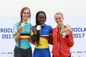 Mareike Thum auf dem Siegerpodest (links). Foto: Georg Opperskalski