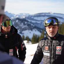 Männer in Snowboardbekleidung in den Bergen im Schnee / Foto: SNBG