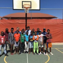 Jan (Mitte links) und Leo (Mitte rechts) mit den Kindern in Katutura. Foto: DOSB