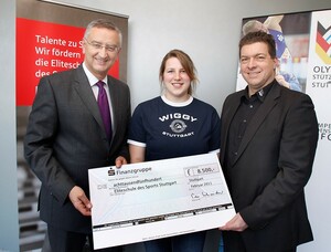 Peter Schneider überreichte den Scheck an Lena Urbaniak und Thomas Grimminger. Copyright: DSGV