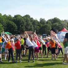 Das gemeinsame Warm-Up setzte den Startschuss für die Sportabzeichen-Tour in Apolda. (Foto: DSM)