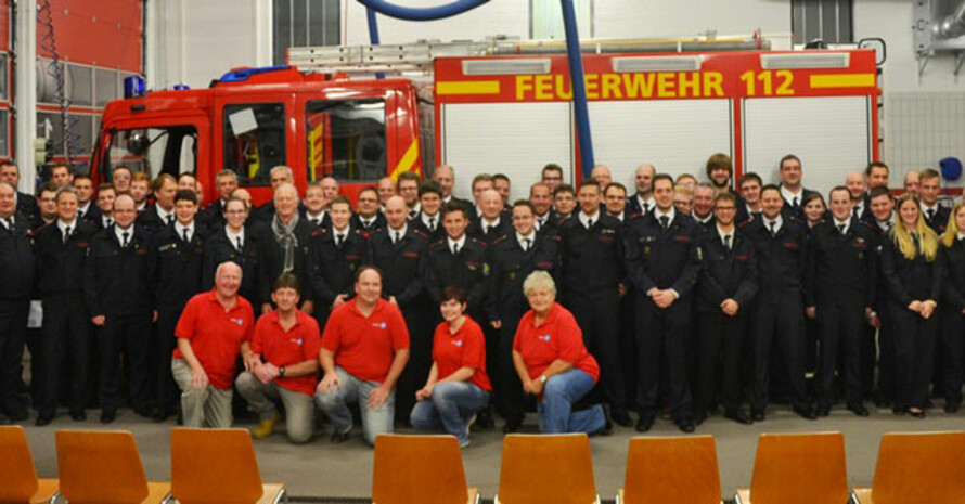 Mächtig stolz bei der Übergabe des Deutschen Sportabzeichens: Die Feuerwehrleute der Freiwilligen Feuerwehr Sprockhövel und die Helfer des TSV Haßlinghausen. (Fotos: Freiwillige Feuerwehr Sprockhövel)