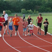 Eine Familie beim Start zur Langstrecken-Lauf-Disziplin