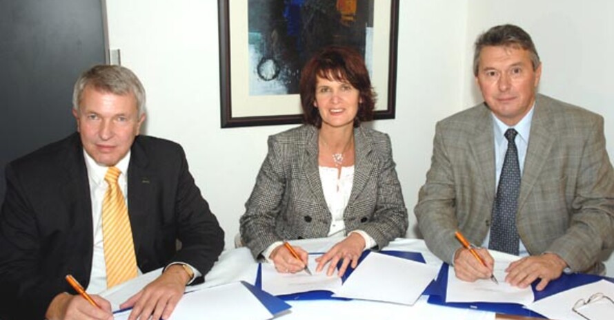 Gemeinsam für das Schulsportabzeichen: (v.l.) Friedhelm Ochs(Barmer), Vera Reiß (Bildungs-Staatssekretärin), Günter Berg (LSB) (Foto: Seydel)