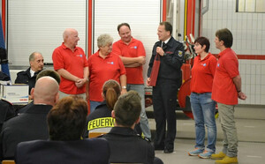 Dank an die Betreuer des TV Haßlinghausen durch den Leiter der Feuerwehr