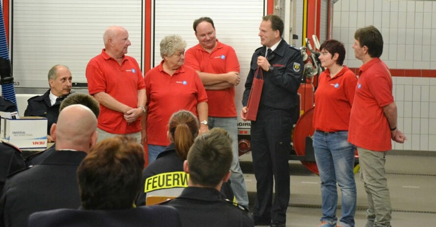 Dank an die Betreuer des TV Haßlinghausen durch den Leiter der Feuerwehr