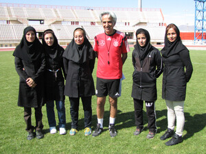 DOSB-Auslandsexperte Mahmood Reza Roushanzamir mit Teilnehmerinnen. Foto: DOSB