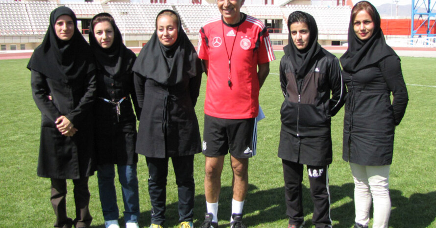 DOSB-Auslandsexperte Mahmood Reza Roushanzamir mit Teilnehmerinnen. Foto: DOSB