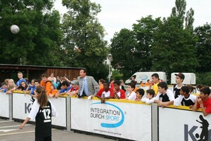 Klaus Tappeser eröffnet die "Straßenfußball für Toleranz EM 2012" (Foto: LSV)