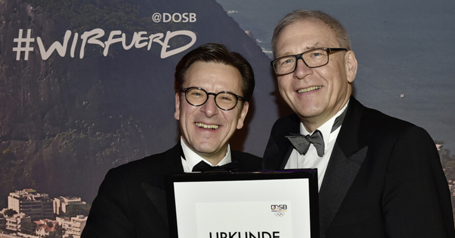 Bei der Partner-Urkunden Übergabe (v.l.): Ralph Brand, Vorstandsvorsitzender der Zurich Gruppe und DOSB-Vorstandsvorsitzender Michael Vesper. Foto: picture-alliance