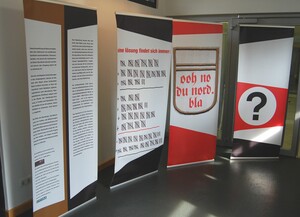 Die Ausstellung "Versteckspiel" ist im Rahmen der Internationalen Wochen gegen Rassismus noch im Haus des Sports zu sehen. Copyright: DOSB